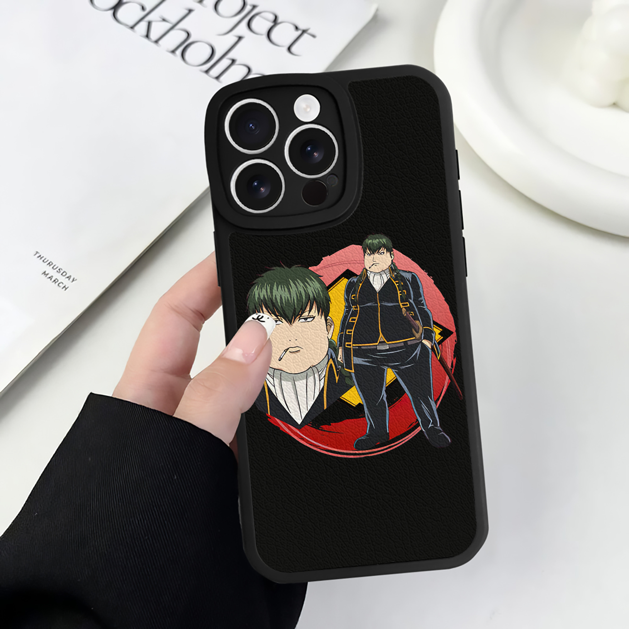 （画像用） ぎんたま 坂田銀時（さかたぎんとき） 神楽 志村新八（しむら しんぱち） GINTAMA Sakata Gintoki Kagura Shimura Shinpachi 【iPhone 16シリーズ対応】シリコンスマホケース（レザー調） 材質：シリコン